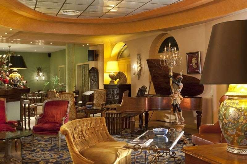 Cecilia Arc De Triomphe