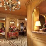 Cecilia Arc De Triomphe