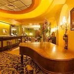 Cecilia Arc De Triomphe